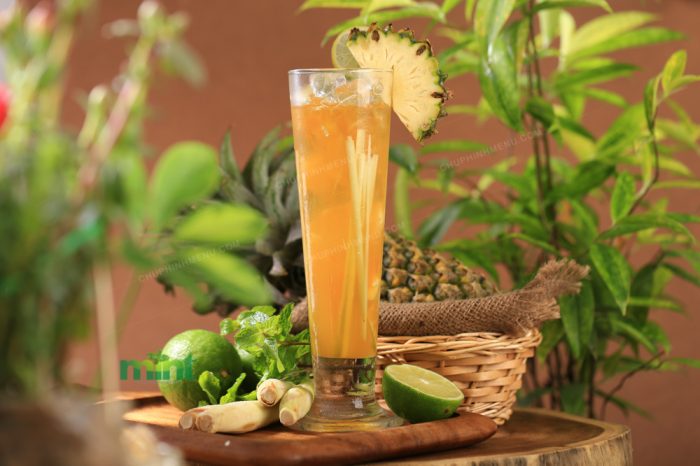 Chụp hình sinh tố trái cây nhiệt đới